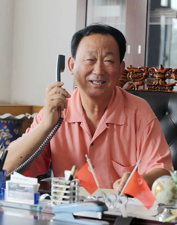 艰苦奋斗创伟业，回馈社会献爱心